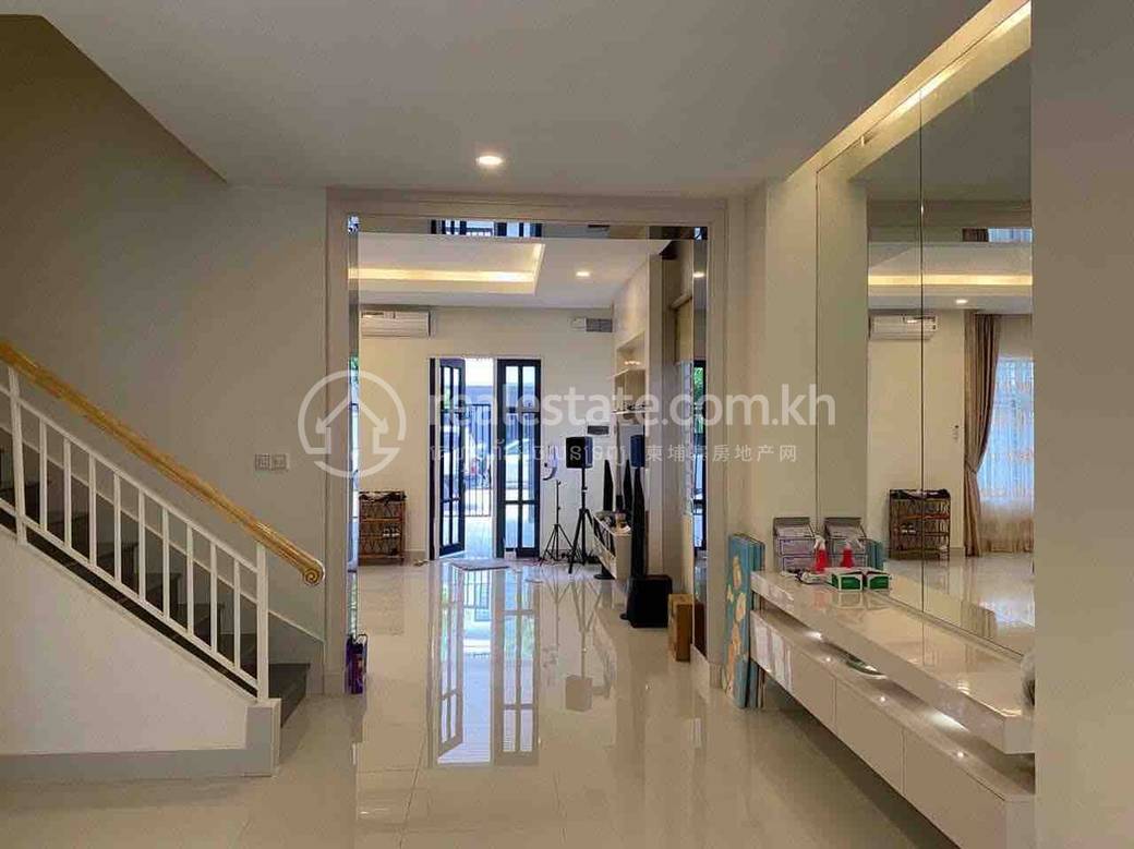 Villa Jumelle À louer à Chbar Ampov $3,000