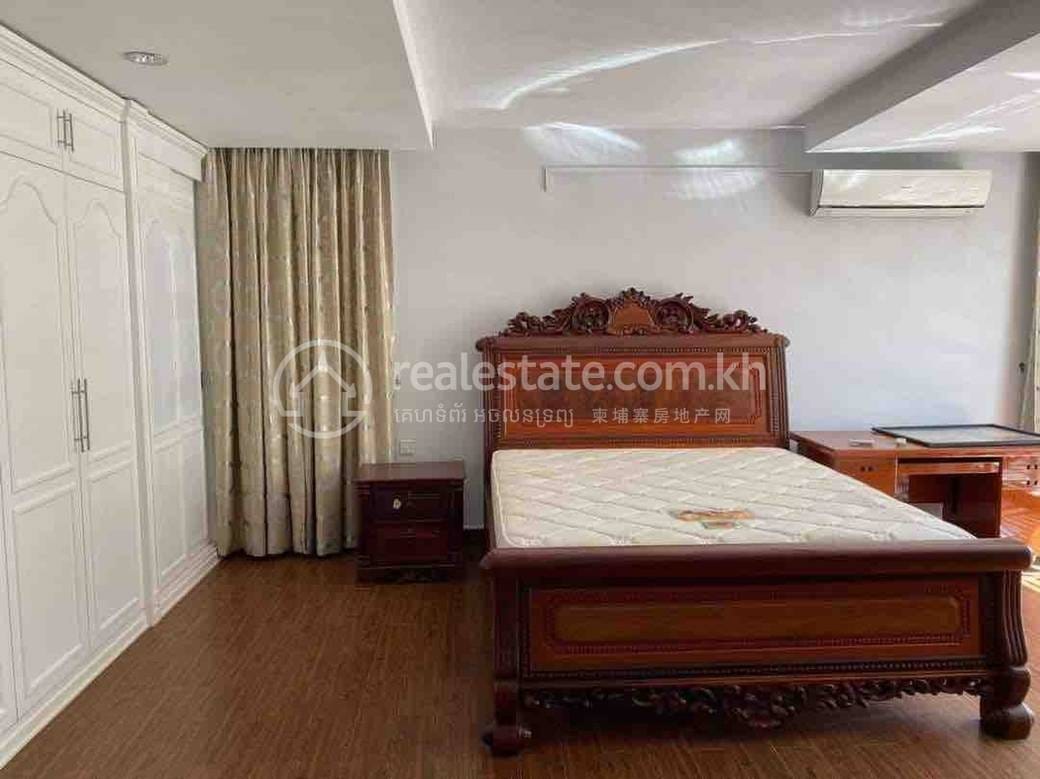 Villa For Rent with 4 Parking Space