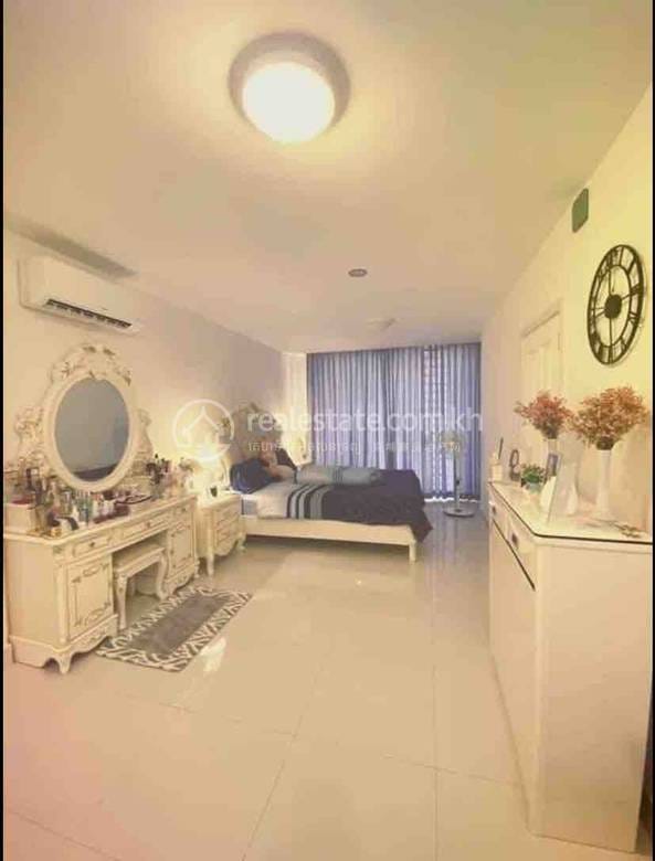 วิลล่าแฝด สำหรับเช่า ใน Chbar Ampov $750