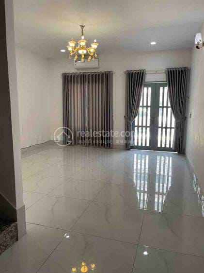 House and lot K pronájmu in Sen Sok $800