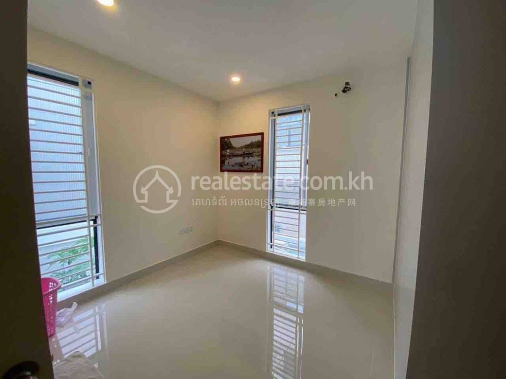 Villa Jumelle À louer à Chbar Ampov $3,000