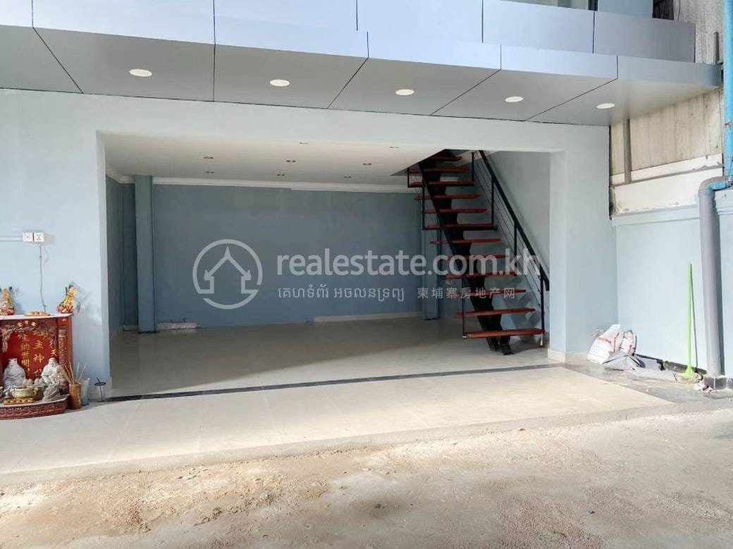 525 sqm Land Size Sklad K pronájmu for $2,000