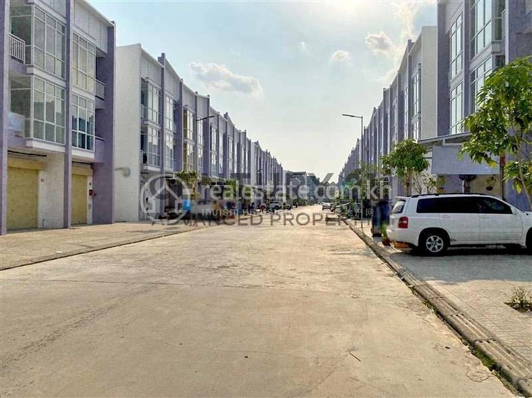 Chaom Chau Shophouse For Sale in Chaom Chau