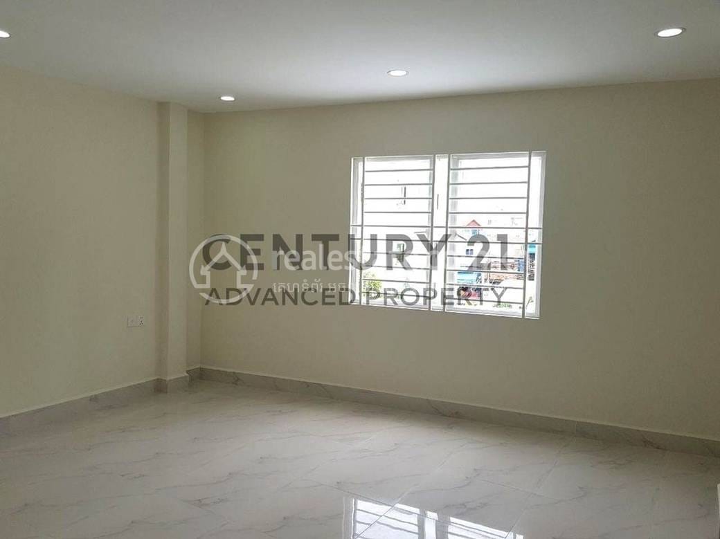 5 Bedrooms Flat For Sale for $280,000