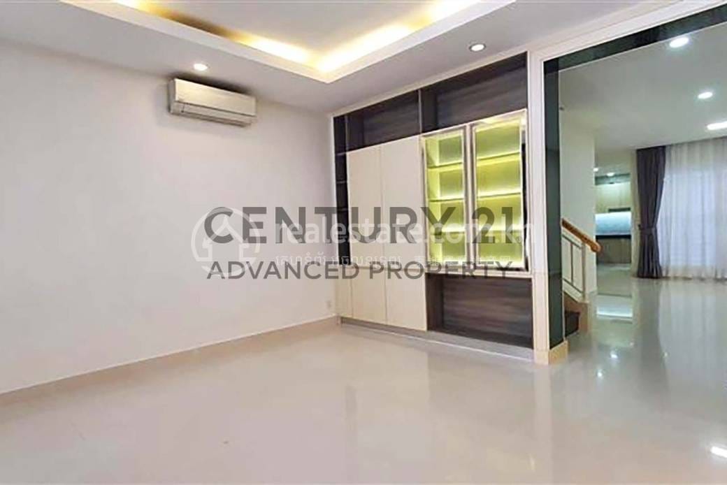 Vila Na prodej in Chbar Ampov $215,000