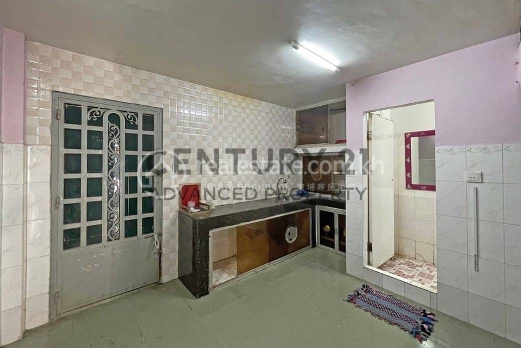 3 Bedrooms Flat For Sale for $160,000