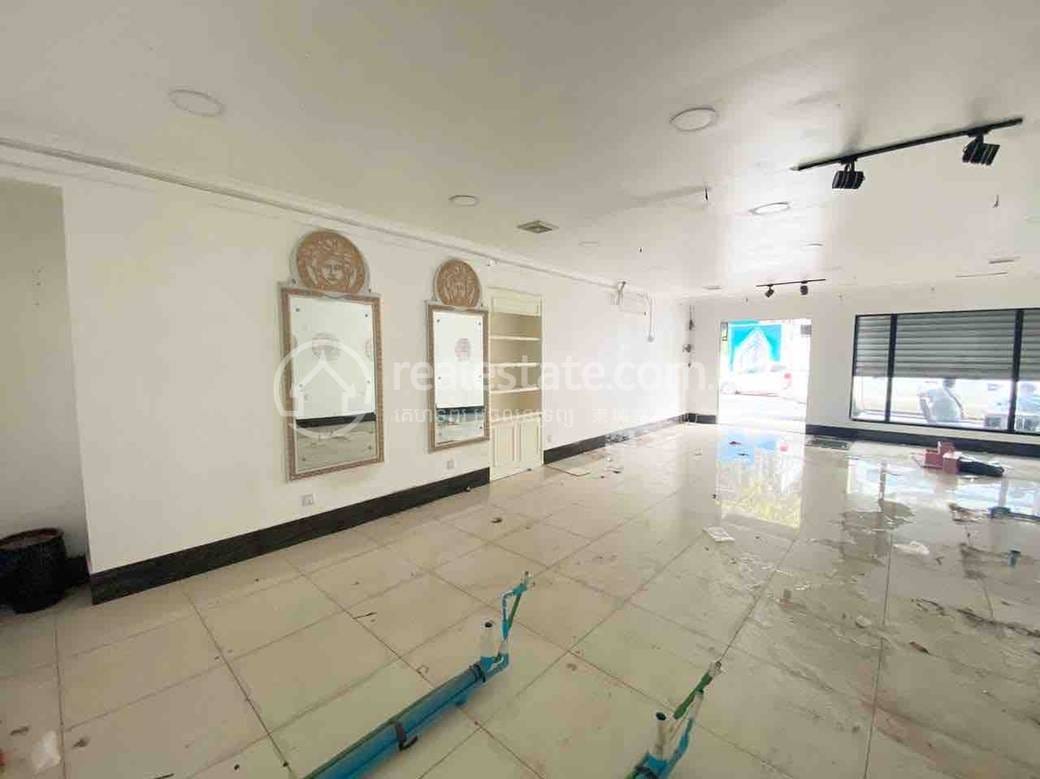 132 sqm Living Size Shophouse For Rent in Boeng Keng Kang