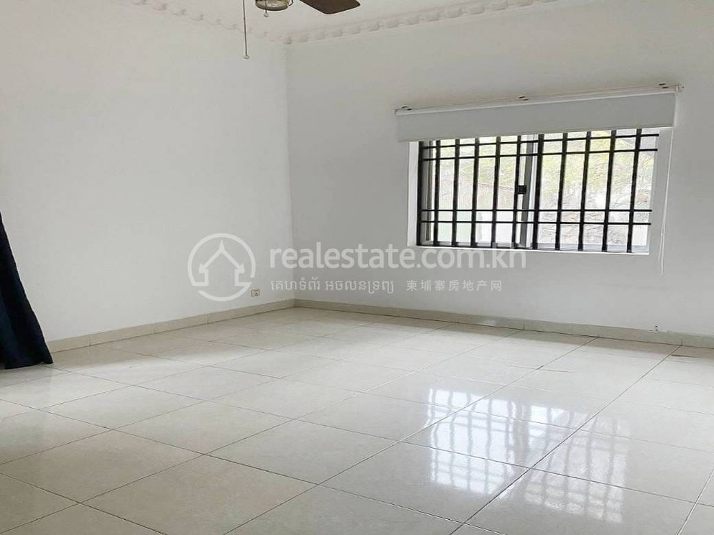 250 sqm Living Size Villa For Rent in Chamkarmon