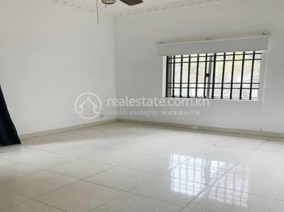 250 sqm Living Size Villa For Rent in Chamkarmon