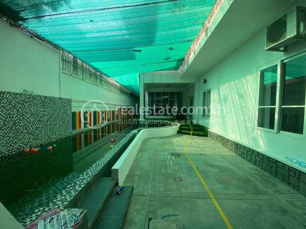 Villa For Rent with 3 Parking Space