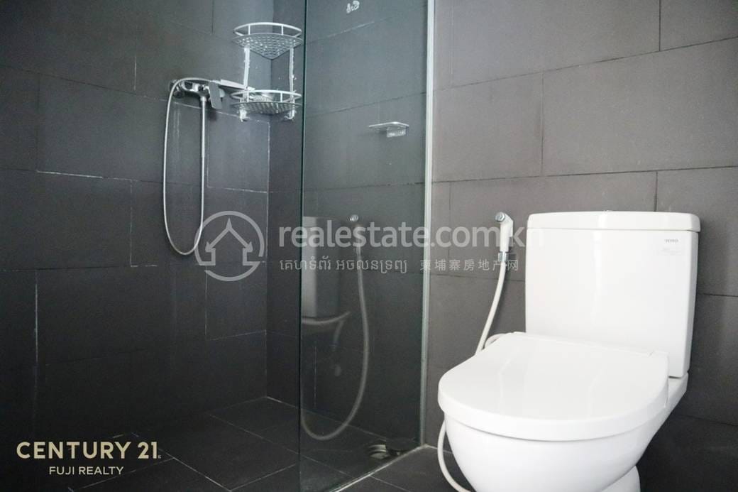 Condo For Sale with 1 Parking Space