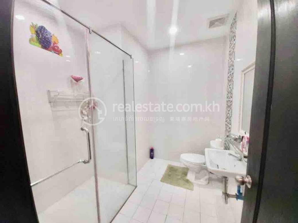 400 sqm Living Size Villa For Rent in Chamkarmon