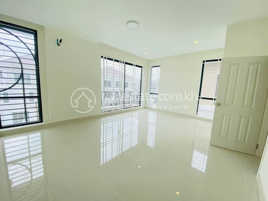 Chbar Ampov에 있는 쌍둥이 별장 매매 $340,000