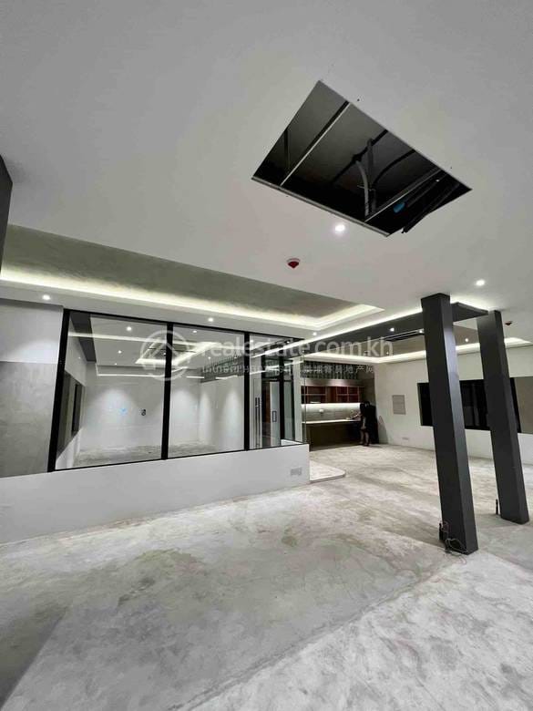 370 sqm Living Size Kanceláře K pronájmu in Chamkarmon