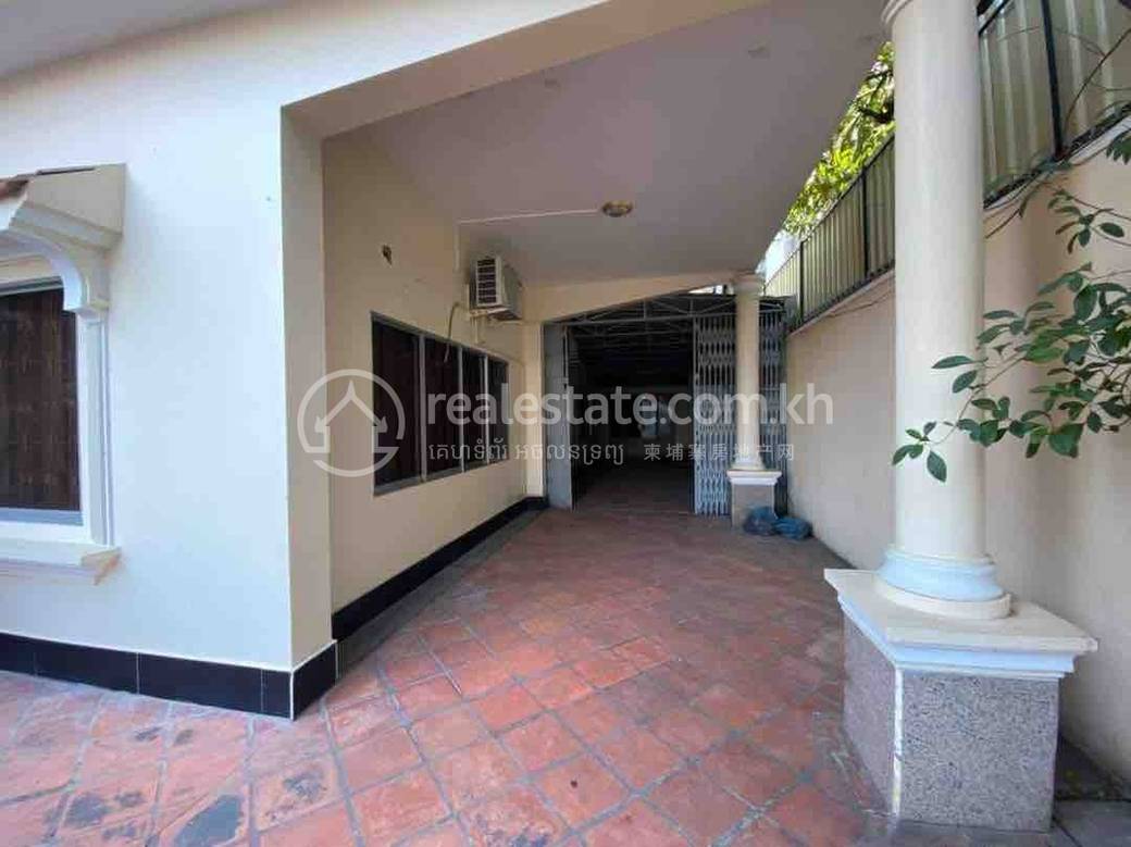 Villa À louer de 700 m² habitables à Boeng Keng Kang