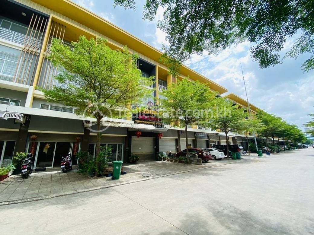 Shophouse For Sale with 1 Parking Space