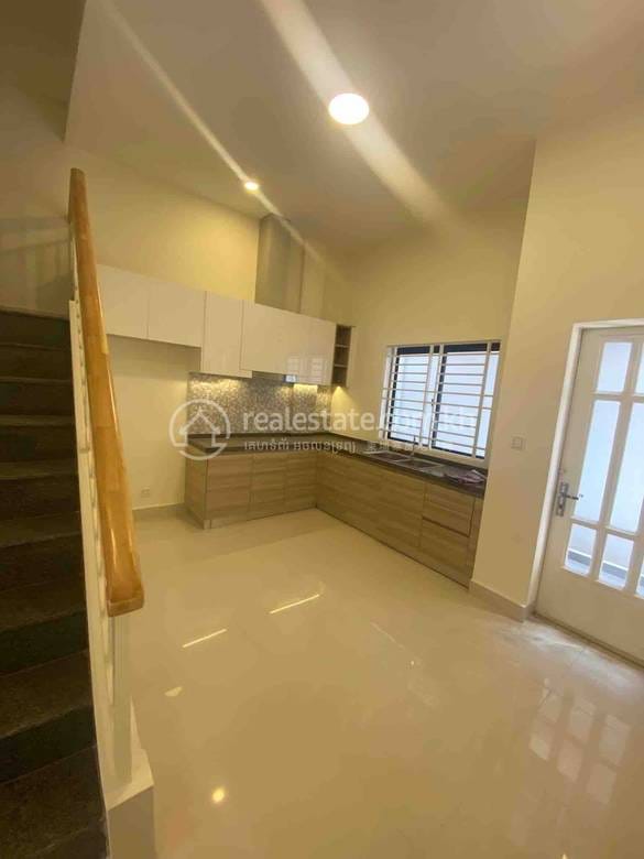 Maison-boutique For Sale & Rent à Nirouth, Chbar Ampov, Phnom Penh