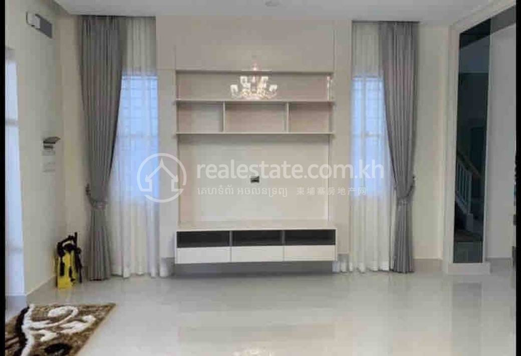วิลล่าแฝด สำหรับเช่า ใน Chbar Ampov $800