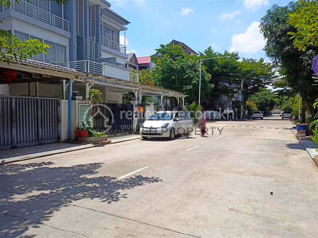 វីឡាភ្លោះ សំរាប់លក់ នៅMeanchey តម្លៃ $319,000