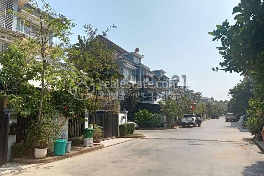 Russey Keo双子别墅出售，价格$335,000