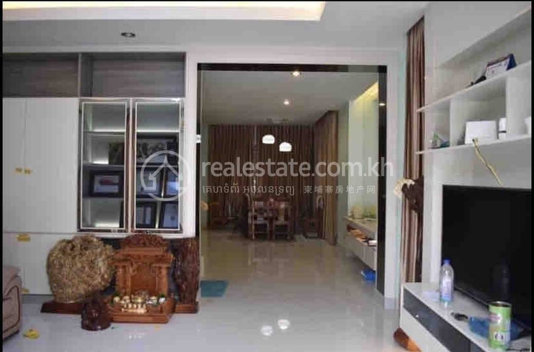 วิลล่าแฝด สำหรับเช่า ใน Chbar Ampov $950