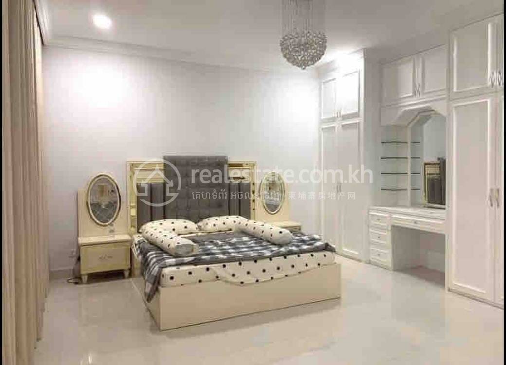Villa Jumelle À louer à Chbar Ampov $2,100