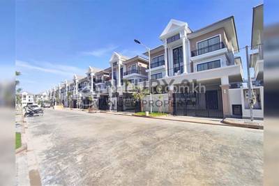 Chbar Ampov에 있는 쌍둥이 별장 매매 $310,000