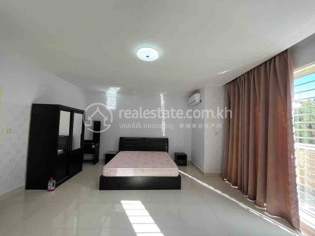 Villa Jumelle À louer à Chbar Ampov $1,200