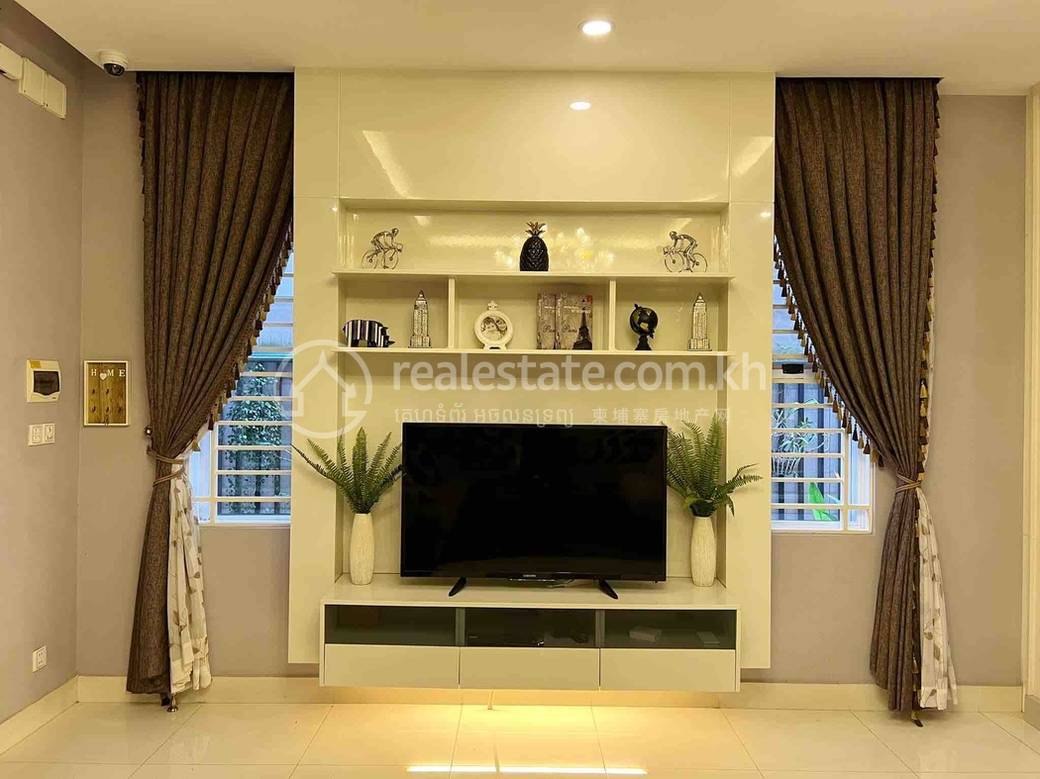 주차 공간 2면이 있는 쌍둥이 별장 For Sale & Rent