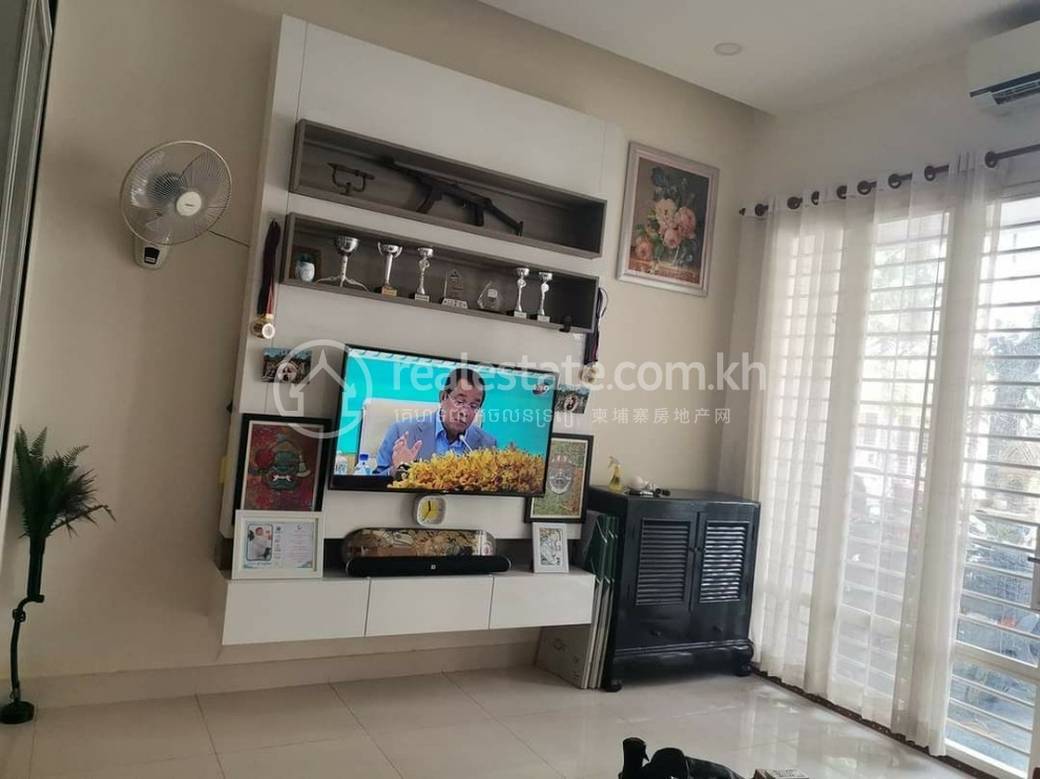Nirouth Shophouse Na prodej in Nirouth