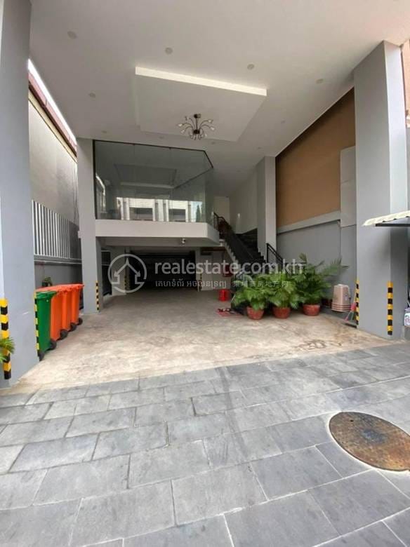 200 sqm Living Size Apartment For Rent in Chamkarmon