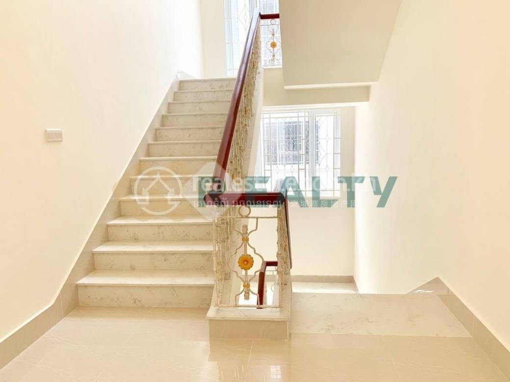 Vila Na prodej in Chbar Ampov $1,750,000