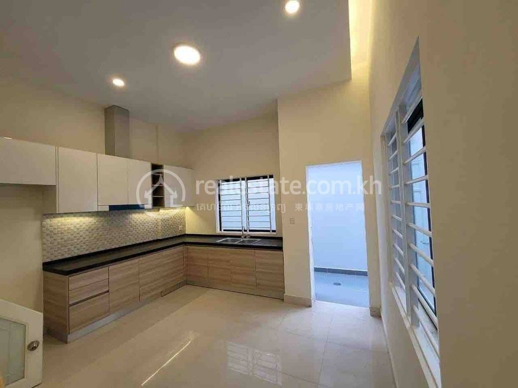 Nirouth Shophouse Na prodej in Nirouth