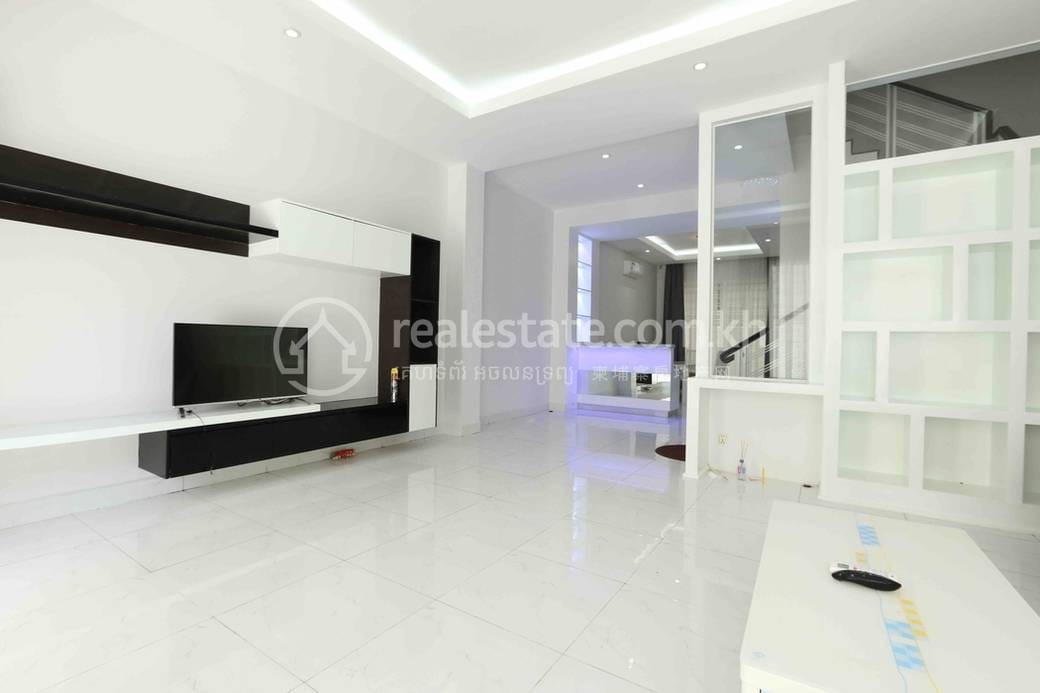 216 sqm Living Size Dvojvila K pronájmu in Sen Sok