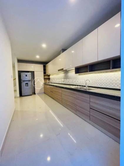 Chbar Ampov双子别墅出租，位于NirouthChbar Ampov，价格$3,600