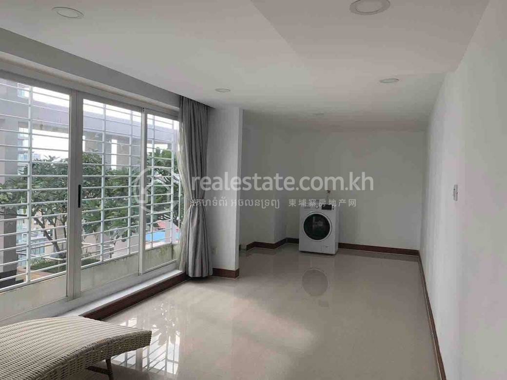 Apartment For Rent with 1 Parking Space