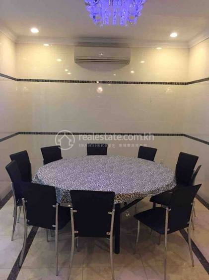 352 sqm Living Size Вилла Для Аренды in Chamkarmon