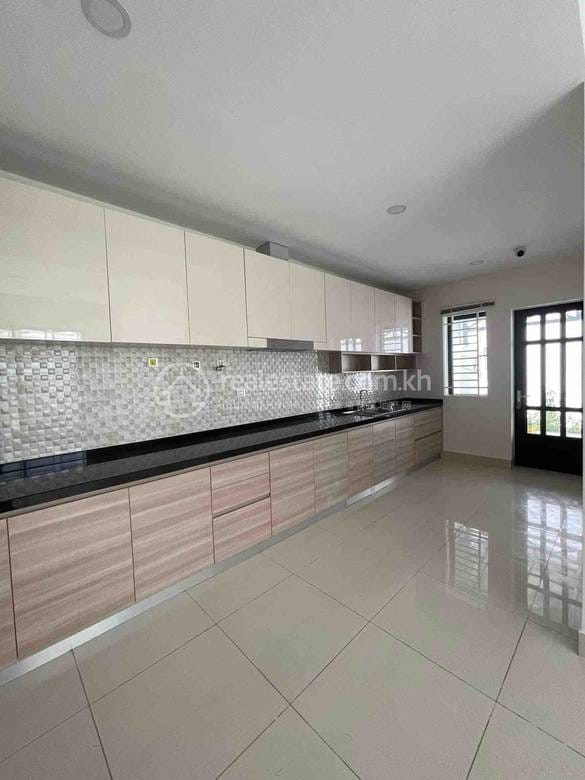 Nirouth Villa For Sale in Nirouth