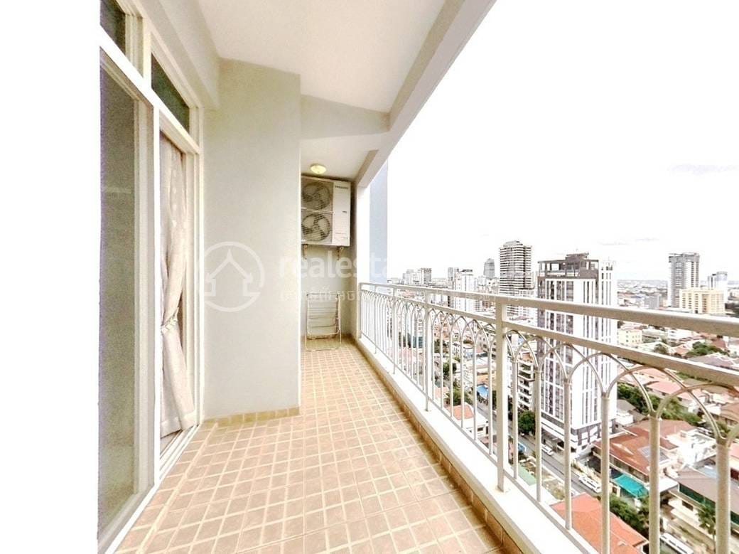 De Castle Royal Condominium | Apartmán se službami K pronájmu in Boeng Keng Kang $1,200
