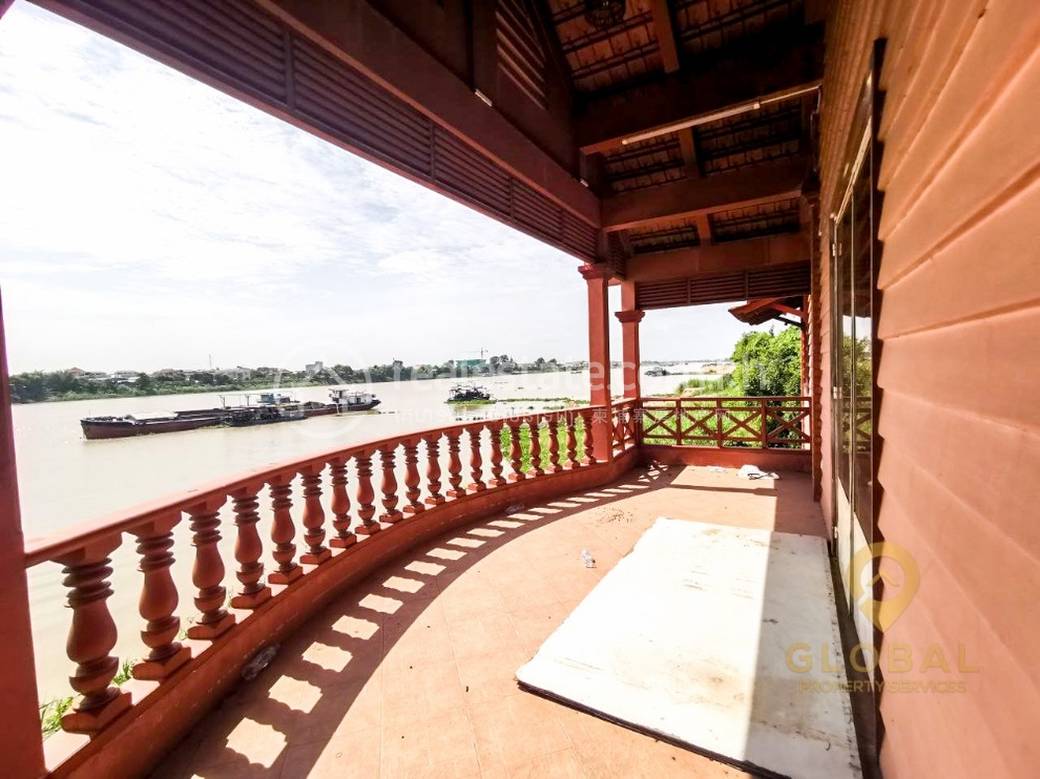 ឃ្លាំង តម្លៃ $4,900