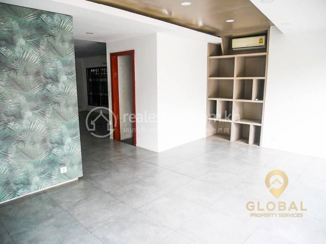 带2个停车位的店屋出租