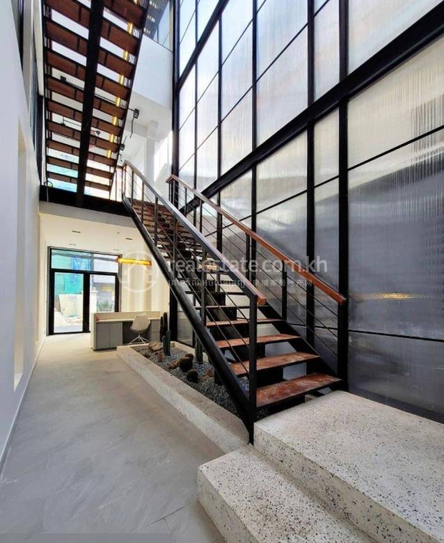 带8个停车位的建筑出租