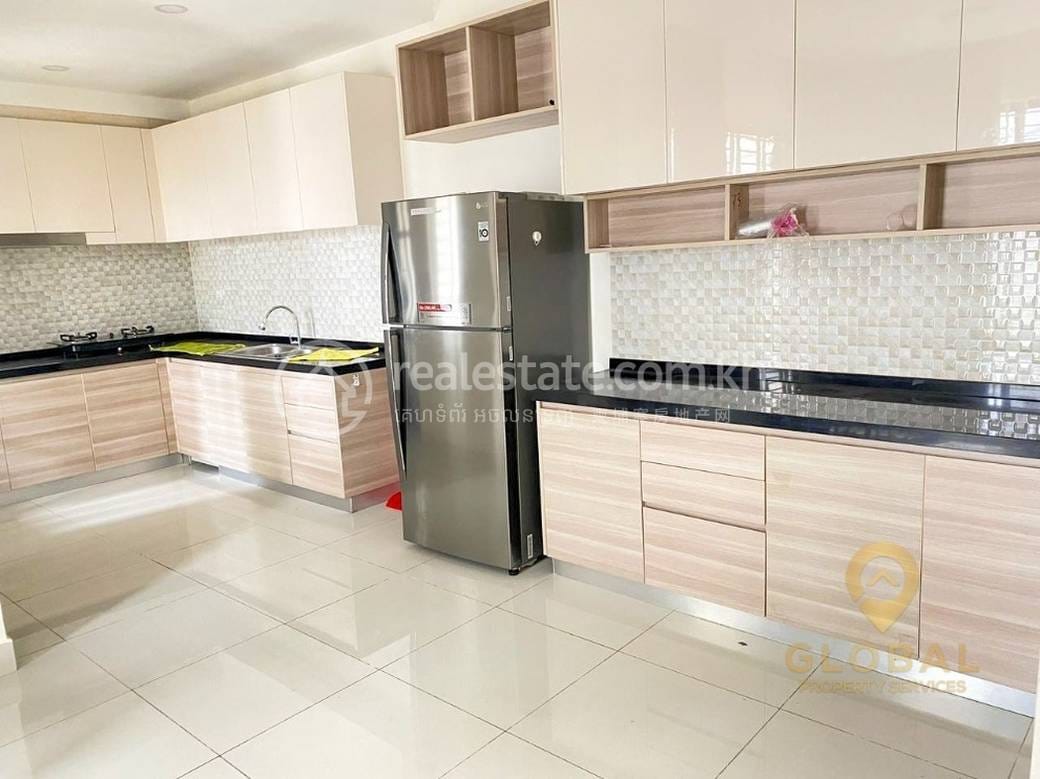 วิลล่าแฝด สำหรับเช่า ใน Chbar Ampov $1,600