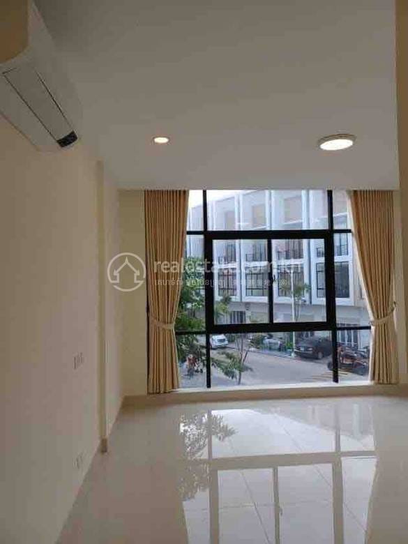 Nirouth店屋出租，位于Nirouth