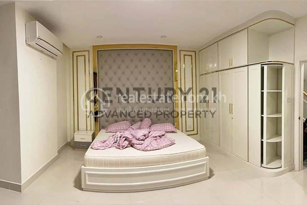 8 Bedrooms Twin Villa For Sale for $690,000