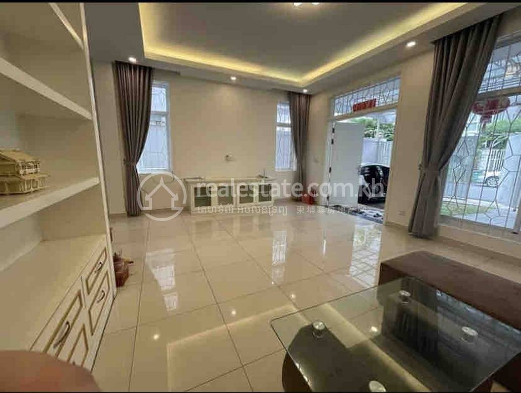 Villa Jumelle À louer à Sen Sok $1,300
