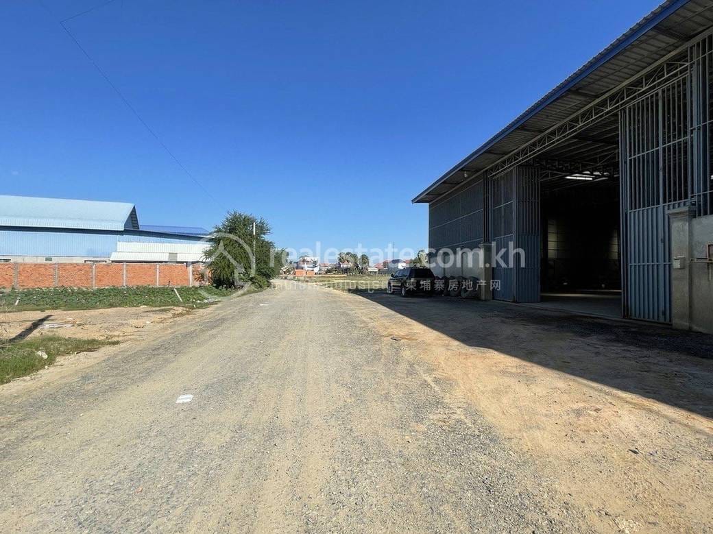 1,324 sqm Living Size Sklad K pronájmu in Prek Pnov