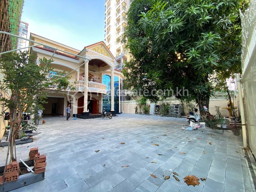 800 sqm Living Size Villa For Rent in Boeng Keng Kang