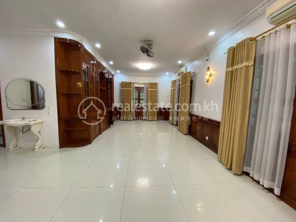 Villa For Rent with 7 Parking Space