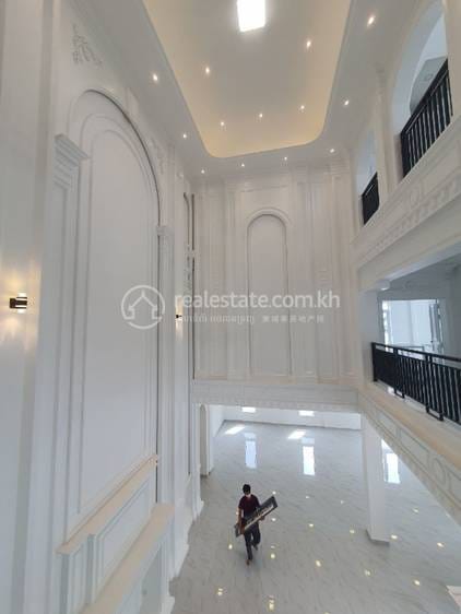 วิลล่า สำหรับเช่า พื้นที่ใช้สอย 500 ตร.ม. ใน Russey Keo